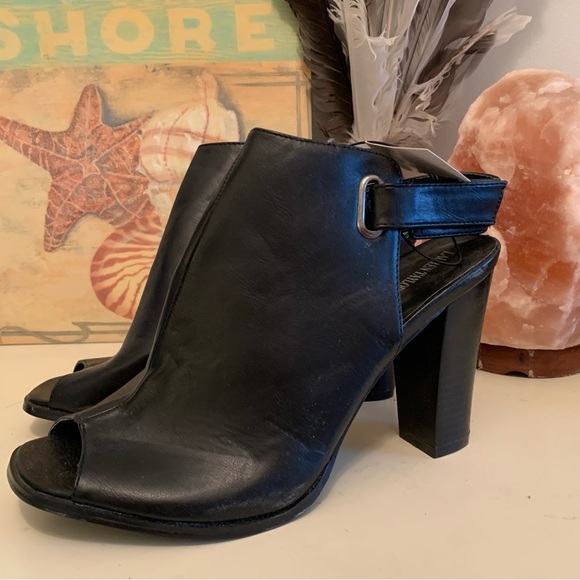 Shoes - NWT- open toe shoes sandals black size 10